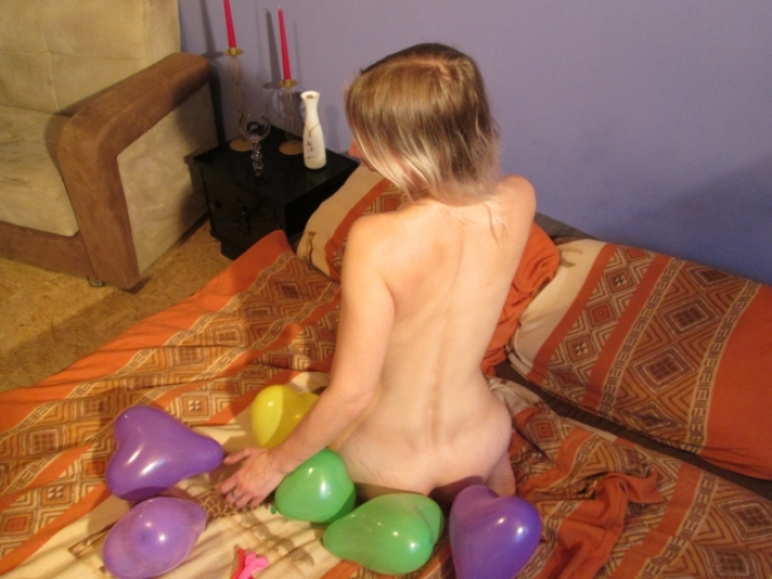 KissMaria beim erotischen Spiel mit den Luftballons